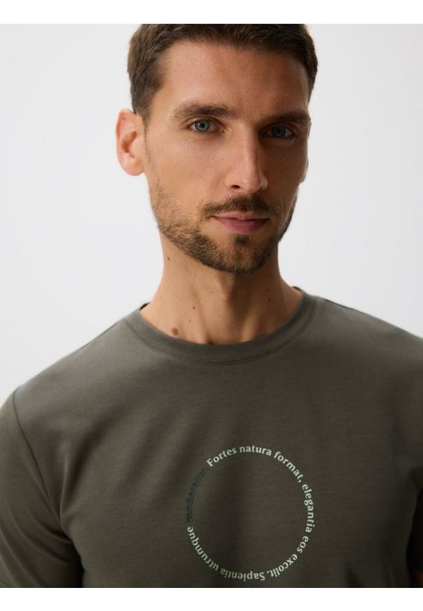 Reserved - T-shirt slim z nadrukiem - zielony. Kolor: zielony. Materiał: bawełna, dzianina. Wzór: nadruk