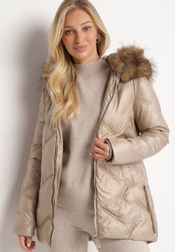 Born2be - Beżowa Pikowana Kurtka z Kapturem i Odpinanym Futerkiem Sagisia. Okazja: na co dzień. Typ kołnierza: kaptur. Kolor: beżowy. Materiał: futro. Długość rękawa: długi rękaw. Długość: długie. Styl: casual, elegancki