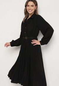 Born2be - Czarna Sukienka Plisowana o Koszulowym Kroju z Paskiem z Klamrą Efronta. Okazja: na co dzień. Typ kołnierza: kołnierzyk klasyczny. Kolor: czarny. Materiał: jeans. Długość rękawa: długi rękaw. Wzór: aplikacja. Typ sukienki: koszulowe. Styl: casual, elegancki, klasyczny #3