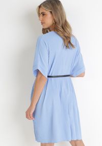 Born2be - Niebieska Plisowana Sukienka Pudełkowa z Paskiem Savima. Kolor: niebieski. Typ sukienki: oversize #2