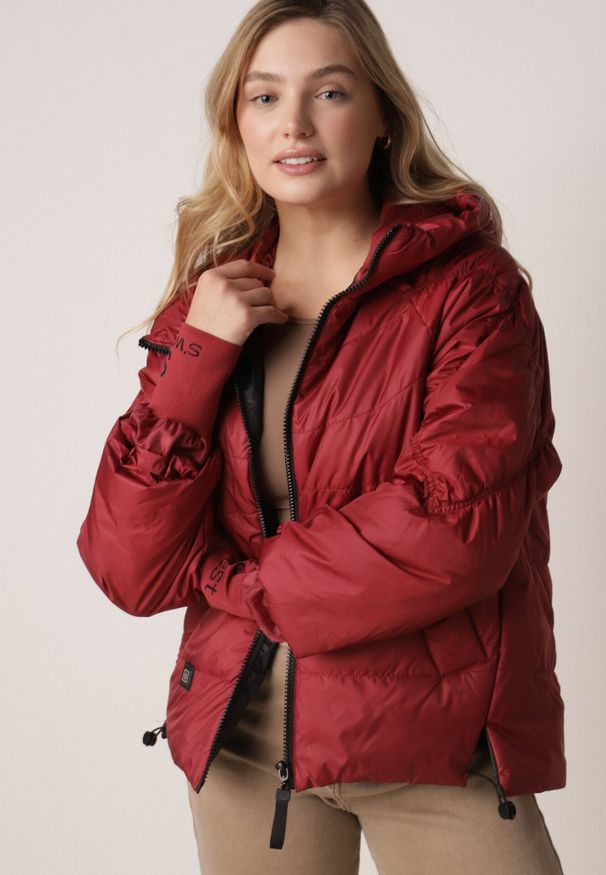 Born2be - Czerwona Przejściowa Kurtka Pikowana z Kapturem i Napisami na Rękawach Althone. Okazja: na co dzień. Typ kołnierza: kaptur. Kolor: czerwony. Materiał: poliester. Wzór: napisy. Styl: casual