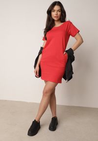 Born2be - Czerwona Bawełniana Sukienka T-shirtowa o Pudełkowym Kroju Ariesea. Okazja: na co dzień. Kolor: czerwony. Materiał: bawełna. Typ sukienki: proste. Styl: elegancki, casual #3