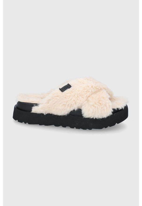 Ugg - UGG Kapcie. Kolor: beżowy. Materiał: włókno, materiał, wełna. Obcas: na platformie. Styl: klasyczny