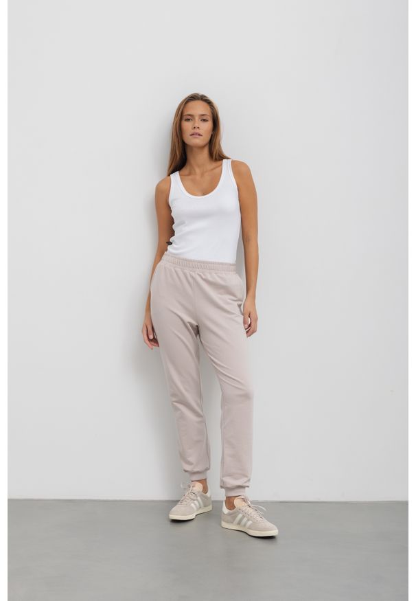 LEKKIE SPODNIE CELINE BEŻOWE XS - Flawless. Okazja: na co dzień. Kolor: beżowy. Materiał: dresówka, skóra, bawełna, elastan, guma. Styl: casual, klasyczny