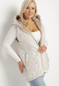 Born2be - Jasnoszara Kamizelka Pikowana z Kapturem i Ściągaczami Kolavira. Okazja: na co dzień. Typ kołnierza: kaptur. Kolekcja: plus size. Kolor: szary. Materiał: jeans. Styl: klasyczny, casual, elegancki #4