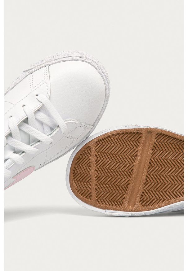 Nike Kids - Buty dziecięce Blazer Low. Nosek buta: okrągły. Zapięcie: sznurówki. Kolor: biały. Materiał: guma