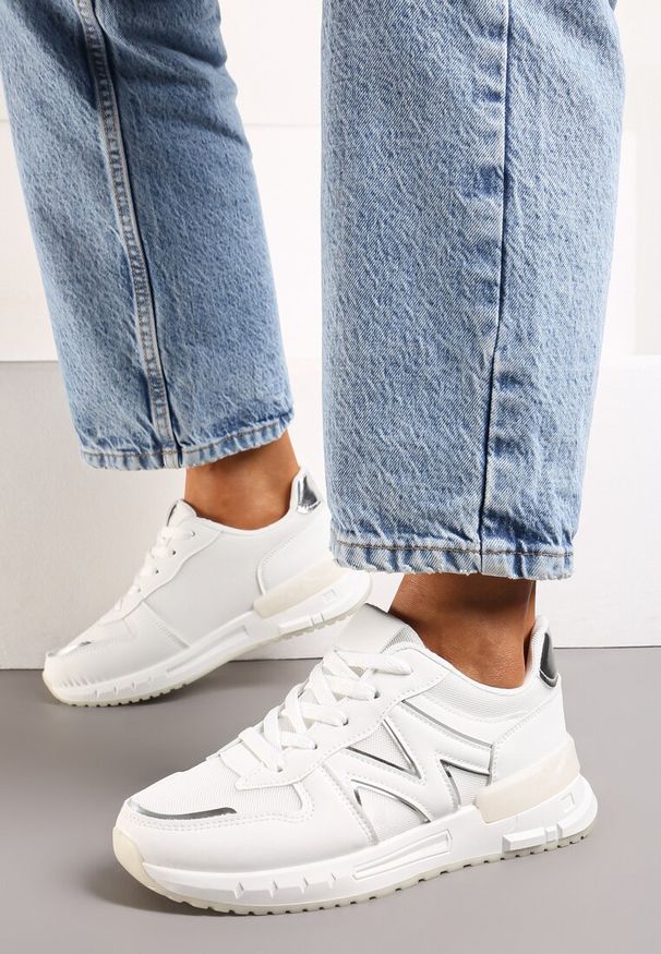 Renee - Białe Sneakersy z Klasycznym Sznurowaniem i Wstawkami z Siateczki Veloraa. Nosek buta: okrągły. Kolor: biały. Materiał: materiał. Obcas: na obcasie. Wysokość obcasa: niski