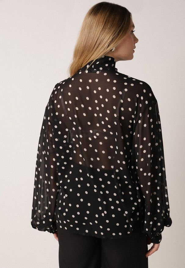 Born2be - Czarna Półtransparentna Koszula w Groszki z Wiązaniem z Wiskozy i Bawełny Iamine. Okazja: do pracy, na spotkanie biznesowe. Kolor: czarny. Materiał: bawełna, wiskoza. Wzór: grochy. Styl: biznesowy, klasyczny, elegancki
