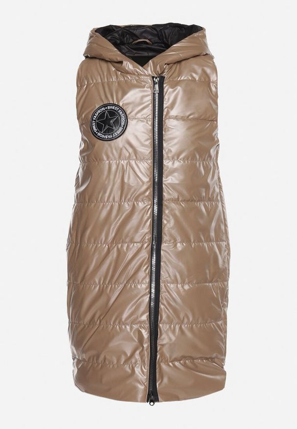 Born2be - Ciemnobeżowa Pikowana Długa Kamizelka z Kapturem Ozdobiona Naszywką Mevaya. Okazja: na co dzień. Typ kołnierza: kaptur. Kolor: beżowy. Materiał: jeans. Długość: długie. Wzór: aplikacja. Styl: casual