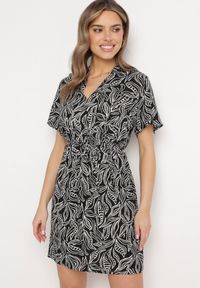 Born2be - Czarno-Biała Sukienka Rozkloszowana ze Sznurkiem w Talii w Drobny Print Ikattia. Okazja: na co dzień, na imprezę. Typ kołnierza: dekolt w kształcie V. Kolor: czarny. Materiał: tkanina, materiał. Długość rękawa: krótki rękaw. Wzór: nadruk. Sezon: lato. Styl: casual, elegancki, klasyczny #5