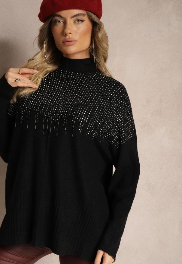 Renee - Czarny Golf o Kroju Oversize z Eleganckim Cyrkoniowym Zdobieniem przy Dekolcie Melirra. Okazja: na co dzień. Typ kołnierza: golf. Kolor: czarny. Wzór: aplikacja. Styl: elegancki