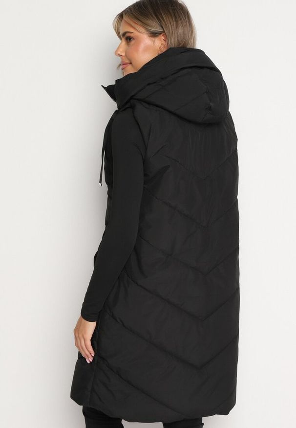 Born2be - Czarna Pikowana Kamizelka na Suwak z Kapturem i Sznurkami Mivissea. Typ kołnierza: kaptur. Kolor: czarny. Materiał: jeans. Styl: elegancki, sportowy