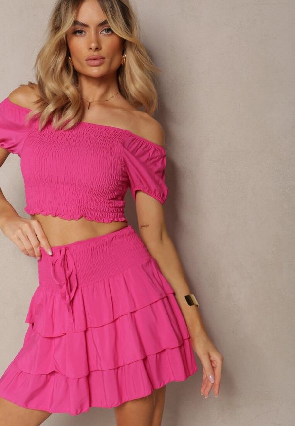 Renee - Fuksjowy Komplet z Bawełny Krótka Spódnica z Falbankami i Koszulka z Hiszpańskim Dekolcie Scriba. Kolor: różowy. Materiał: bawełna. Wzór: aplikacja