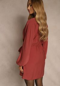 Renee - Czerwona Kopertowa Sukienka z Wiskozy z Bufiastymi Rękawami Wiązana w Talii Anevra. Okazja: na co dzień. Typ kołnierza: dekolt w serek. Kolor: czerwony. Materiał: wiskoza. Typ sukienki: kopertowe. Styl: casual #5