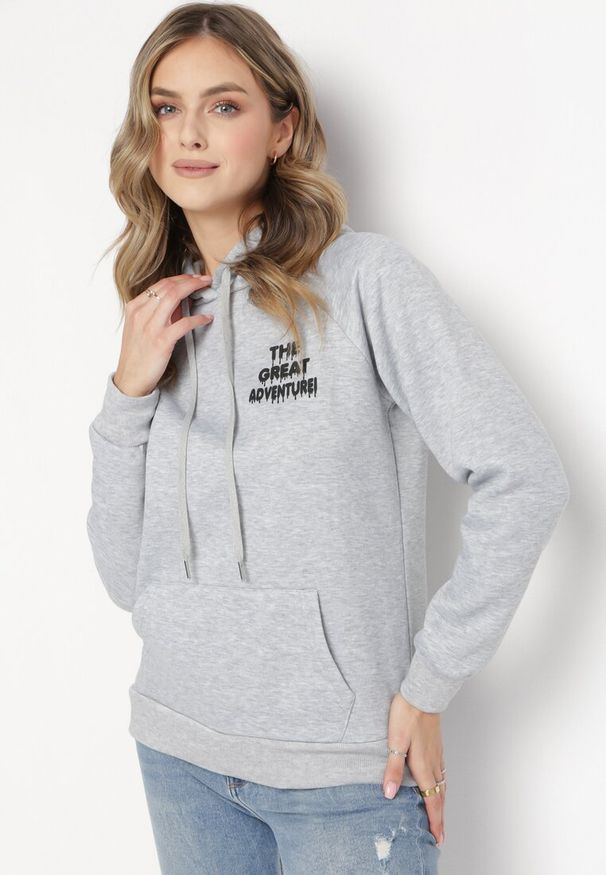 Born2be - Jasnoszara Bluza z Kapturem i Nadrukiem Masunes. Typ kołnierza: kaptur. Kolor: szary. Materiał: polar. Wzór: nadruk