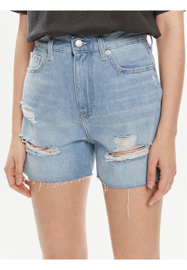 Calvin Klein Jeans Szorty jeansowe J20J222803 Niebieski Mom Fit. Kolor: niebieski. Materiał: jeans, bawełna