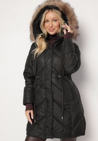 Born2be - Czarna Pikowana Kurtka Płaszcz z Troczkiem w Talii o Wydłużonym Fasonie z Kapturem i Futerkiem Lieissas. Typ kołnierza: kaptur. Kolor: czarny. Materiał: futro #1