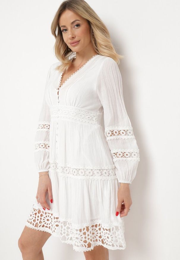 Born2be - Biała Sukienka Mini z Ażurowymi Wstawkami i Gumką w Talii Raliasa. Kolor: biały. Materiał: koronka. Wzór: ażurowy. Styl: boho. Długość: mini
