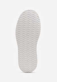 Renee - Białe Trampki na Podwójnej Podeszwie z Ozdobnym Znaczkiem na Cholewce Alivrelia. Kolor: biały. Szerokość cholewki: normalna #4