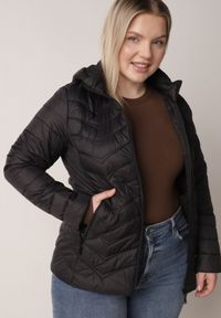 Born2be - Czarna Pikowana Kurtka Przejściowa z Kapturem o Taliowanym Kroju Lissanoria. Okazja: na spacer, na co dzień. Typ kołnierza: kaptur. Kolor: czarny. Materiał: poliester, jeans. Styl: casual #5