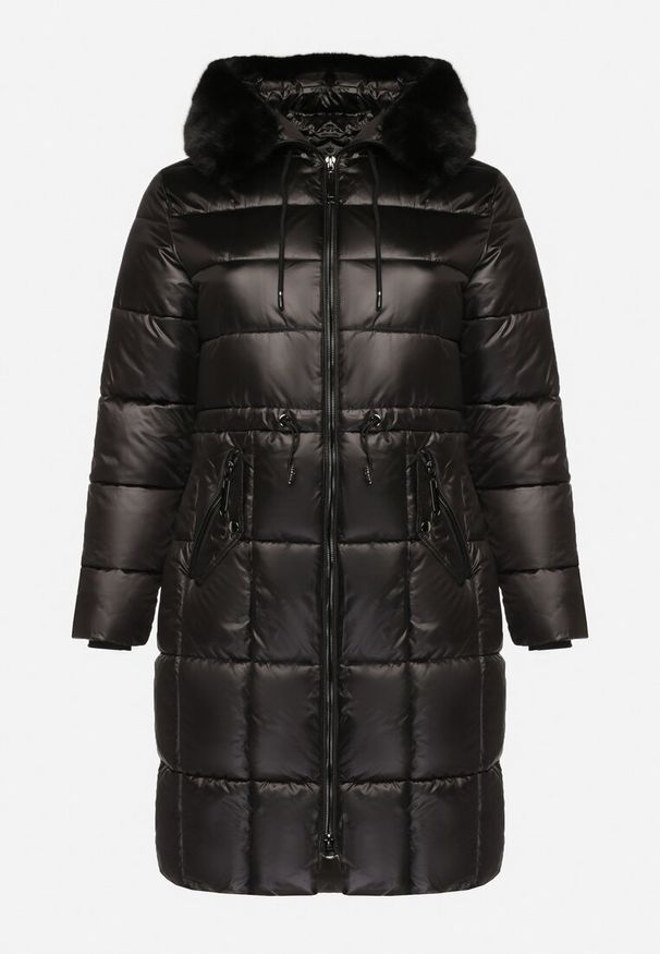 Born2be - Czarna Pikowana Kurtka ze Ściągaczem w Talii i Odpinanym Futerkiem przy Kapturze Zemilae. Okazja: na co dzień. Kolekcja: plus size. Kolor: czarny. Materiał: futro. Długość rękawa: długi rękaw. Długość: długie. Styl: casual, elegancki