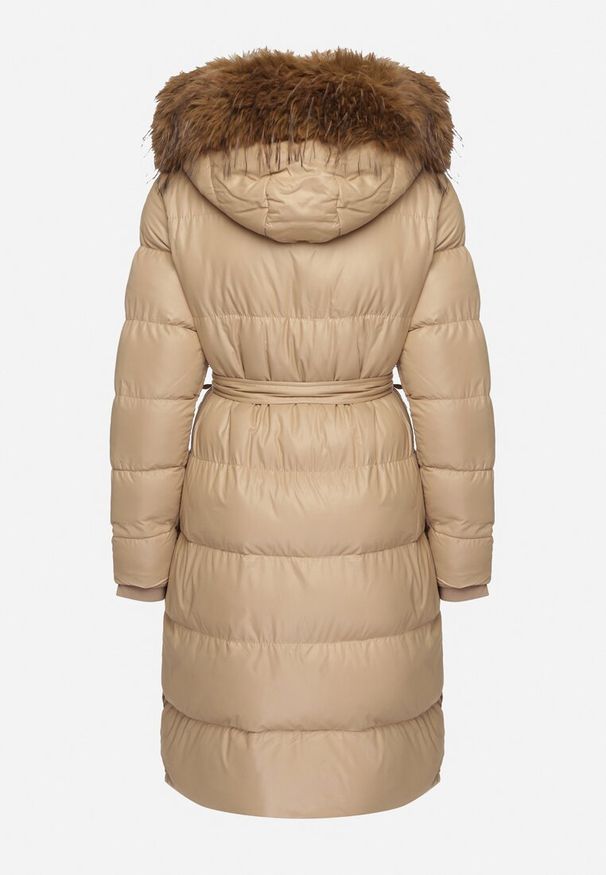 Born2be - Beżowa Długa Pikowana Kurtka z Kapturem Odpinanym Futerkiem i Paskiem w Talii Serenira. Okazja: na spacer. Typ kołnierza: kaptur. Kolor: beżowy. Materiał: futro. Długość: długie