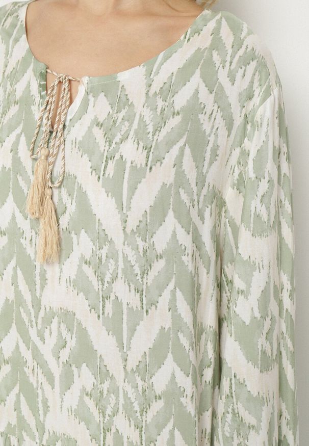 Born2be - Zielona Sukienka Rozkloszowana z Ozdobnym Wiązaniem w Boho Wzór Erainea. Okazja: na co dzień. Typ kołnierza: dekolt w kształcie V. Kolor: zielony. Materiał: jeans. Długość rękawa: długi rękaw. Wzór: aplikacja. Typ sukienki: proste, rozkloszowane. Styl: boho