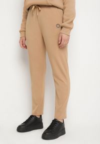 Born2be - Beżowe Spodnie Dresowe z Ozdobą z Boku Rialane. Okazja: na co dzień. Kolekcja: plus size. Kolor: beżowy. Materiał: dresówka. Wzór: aplikacja. Styl: casual, elegancki