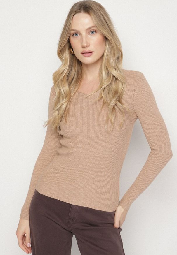 Born2be - Ciemnobeżowy Dopasowany Sweter z Prążkowanej Dzianiny z Bawełną z Dekoltem w Serek Tesma. Okazja: na co dzień. Typ kołnierza: dekolt w serek. Kolor: beżowy. Materiał: dzianina, bawełna, prążkowany. Długość rękawa: długi rękaw. Długość: długie. Styl: casual, elegancki