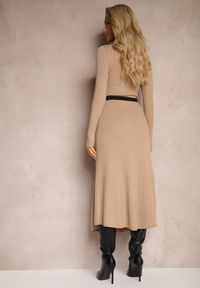 Renee - Ciemnobeżowa Dzianinowa Sukienka z Eleganckim Paskiem i Dodatkiem Wełny Nirillia. Okazja: na co dzień. Kolor: beżowy. Materiał: dzianina, wełna. Długość rękawa: długi rękaw. Wzór: aplikacja. Typ sukienki: proste, dopasowane. Styl: elegancki #4