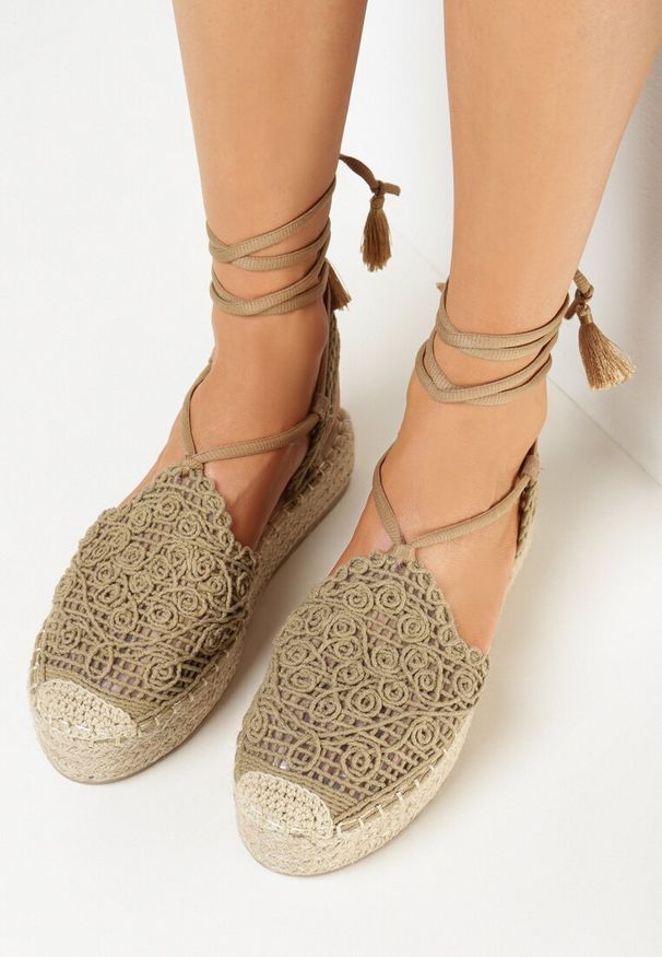 Born2be - Ciemnobeżowe Sandały w Stylu Wiązanych Espadryli na Plecionej Platformie Vanesha. Kolor: beżowy. Obcas: na platformie