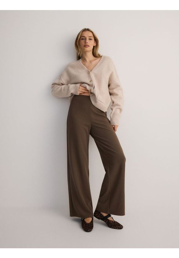 Reserved - Spodnie z szerokimi nogawkami - brązowy. Kolor: brązowy. Materiał: tkanina. Wzór: gładki