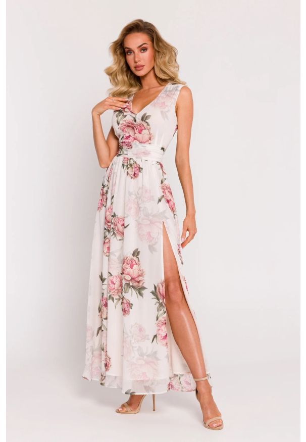 MOE - Długa sukienka szyfonowa w kwiaty z rozcięciem na nodze ecru. Okazja: na ślub cywilny, na wesele, na imprezę. Materiał: szyfon. Wzór: kwiaty. Sezon: lato. Długość: maxi