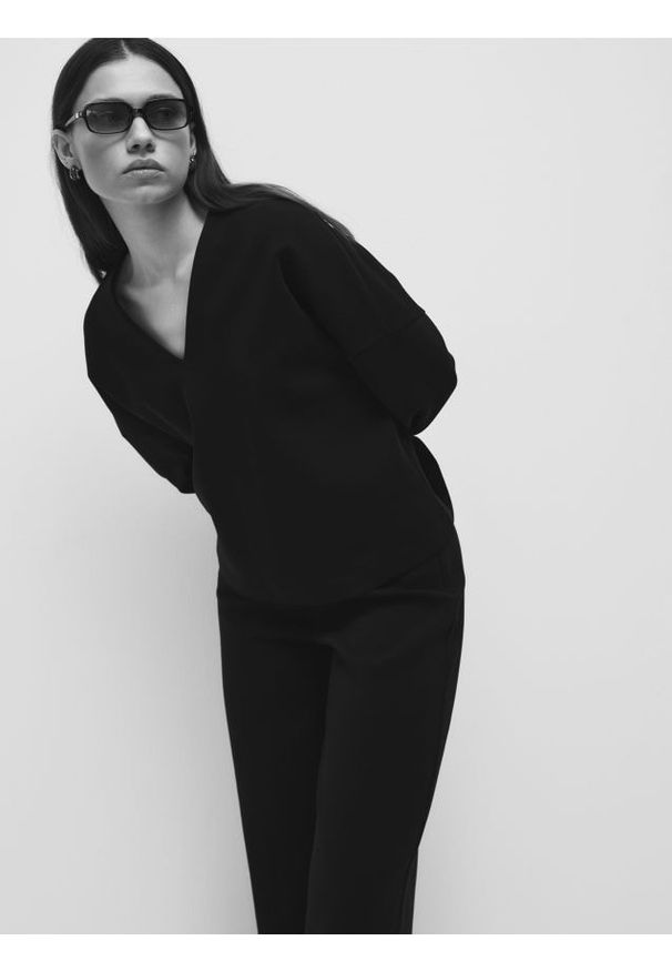 Reserved - Bluza z dekoltem V - czarny. Kolor: czarny. Materiał: dzianina, bawełna