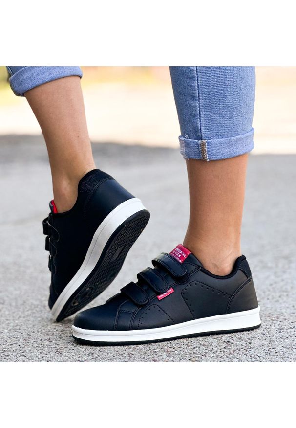 Czarne sportowe buty dziecięce American Club Es80/22. Kolor: czarny. Materiał: skóra