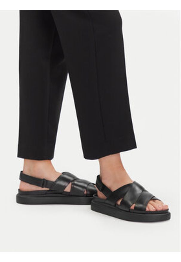 Clarks Sandały Aristella Sun 26181255 Czarny. Kolor: czarny. Materiał: skóra