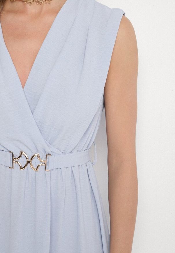 Born2be - Jasnoniebieska Rozkloszowana Sukienka Ozdobiona Paskiem z Klamrą Tinilsa. Okazja: na spacer. Kolor: niebieski. Wzór: aplikacja. Typ sukienki: kopertowe. Styl: elegancki