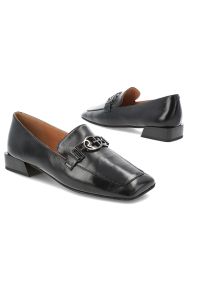 Półbuty damskie S.Barski, cholewka skóra naturalna licowa wsuwany fason metalowa ozdoba z przodu niski stabilny obcas zaokrąglono kwadratowy nosek kl. Okazja: na spotkanie biznesowe. Kolor: czarny. Materiał: skóra. Szerokość cholewki: normalna. Wzór: aplikacja. Obcas: na obcasie. Styl: biznesowy, elegancki, klasyczny. Wysokość obcasa: niski #2