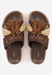 Renee - Ciemnobrązowe Klapki VICES na Płaskiej Podeszwie w Stylu Boho z Frędzlami Averathla. Okazja: na co dzień. Kolor: brązowy. Materiał: denim, len. Wzór: aplikacja. Sezon: lato. Obcas: na płaskiej podeszwie. Styl: boho #4