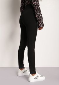 Renee - Czarne Spodnie Skinny Kalmiya. Stan: podwyższony. Kolor: czarny. Materiał: dzianina, guma. Wzór: jednolity, kwiaty #4