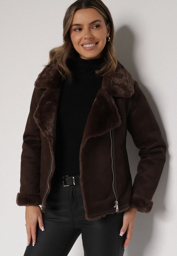 Born2be - Brązowa Kurtka Biker z Imitacji Zamszu z Futrzanymi Mankietami i Kołnierzem Awedine. Okazja: na co dzień. Kolor: brązowy. Materiał: futro, zamsz. Sezon: zima, jesień. Styl: casual, klasyczny