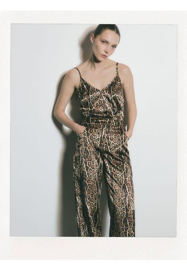 Reserved - Spodnie ze zwierzęcym wzorem - wielobarwny. Materiał: tkanina. Wzór: motyw zwierzęcy