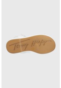 TOMMY HILFIGER - Tommy Hilfiger sandały dziecięce kolor biały. Zapięcie: rzepy. Kolor: biały. Materiał: guma, materiał. Obcas: na obcasie. Wysokość obcasa: niski