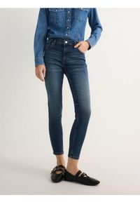 Reserved - Jeansy slim fit ze średnim stanem - niebieski. Kolor: niebieski