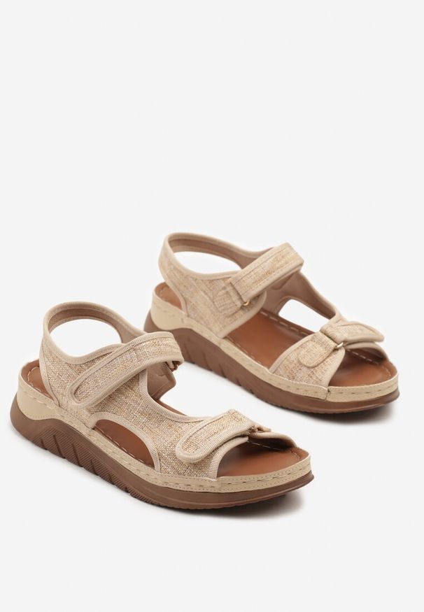 Born2be - Ciemnobeżowe Sandały Vices z Tweedową Cholewką Saramine. Okazja: na co dzień, do pracy, na spotkanie biznesowe. Zapięcie: rzepy. Kolor: beżowy. Sezon: lato. Styl: biznesowy, klasyczny, casual, elegancki