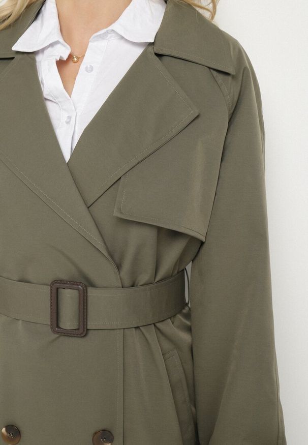 Born2be - Zielony Płaszcz w Stylu Trencza Ozdobiony Paskiem z Klamrą Ninellira. Kolor: zielony. Materiał: jeans. Długość rękawa: długi rękaw. Długość: długie. Wzór: aplikacja. Styl: elegancki, klasyczny