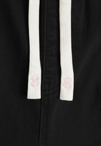 Born2be - Czarne Bawełniane Jeansy o Kroju Mom Fit ze Ściągaczem w Pasie Elrinvia. Okazja: do pracy, na co dzień. Kolor: czarny. Długość: długie. Styl: casual #3