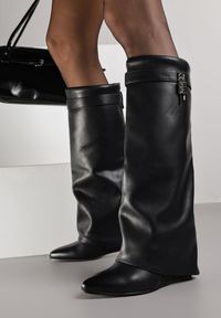 Born2be - Czarne Kozaki na Koturnie z Modnie Wywiniętą Cholewką z Klamrą Erisela. Zapięcie: klamry. Kolor: czarny. Materiał: jeans. Szerokość cholewki: normalna. Sezon: zima. Obcas: na koturnie. Styl: klasyczny, elegancki