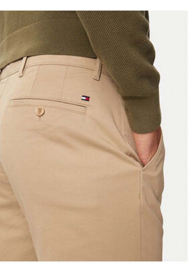 TOMMY HILFIGER - Tommy Hilfiger Chinosy Denton MW0MW37873 Beżowy Slim Fit. Kolor: beżowy. Materiał: bawełna