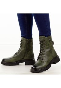 Zielone trapery damskie M.Daszyński 2508-4. Nosek buta: okrągły. Zapięcie: sznurówki. Kolor: zielony, brązowy, wielokolorowy. Materiał: skóra. Wzór: aplikacja. Sezon: zima, jesień #1